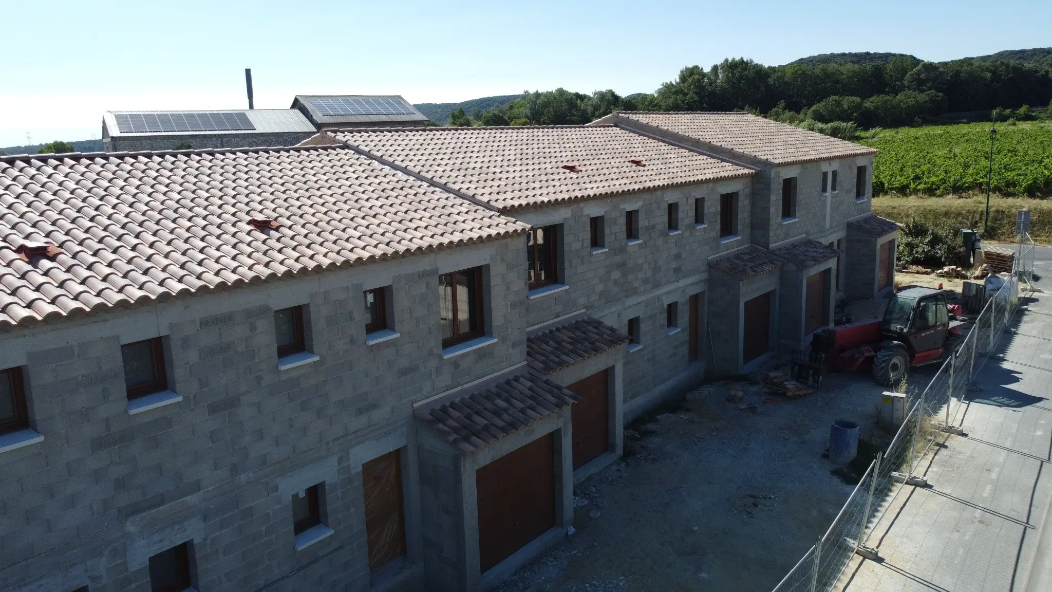 Vue aérienne des six logements construits à Gaujac