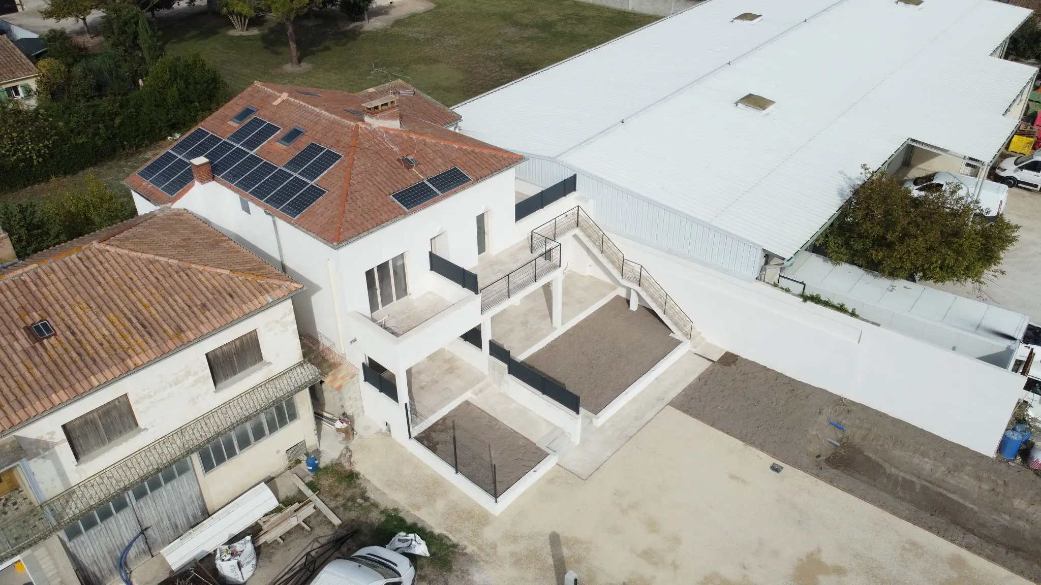 Vue aérienne de la maison rénovée à Althen-des-Paluds