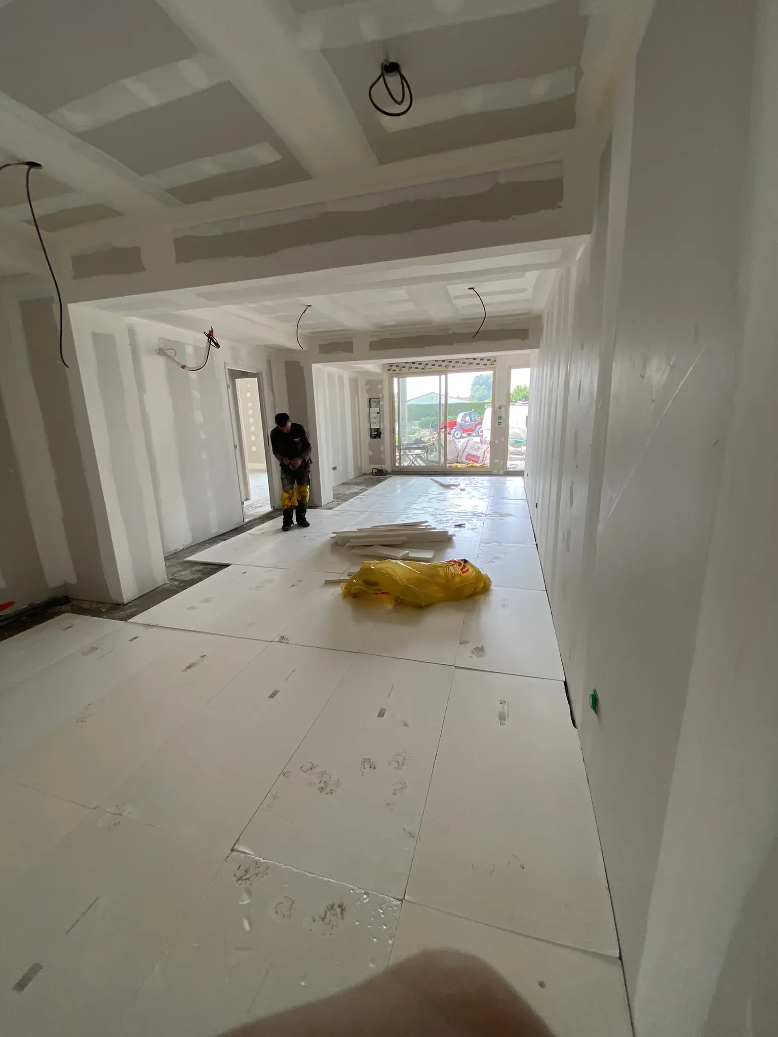 Isolation du sol avant chape dans une maison rénovée à Althen-des-Paluds